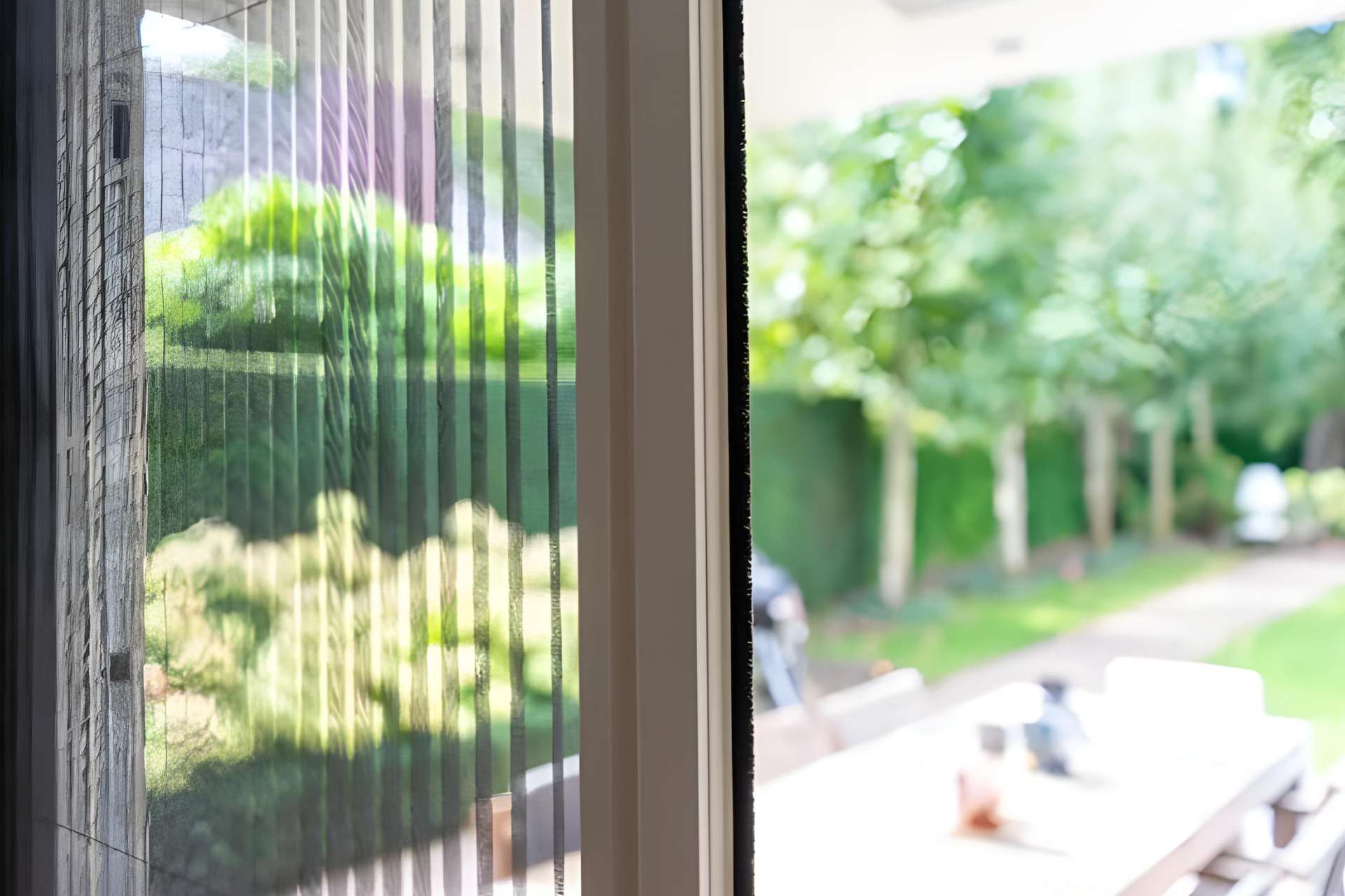 Foto toont een achterdeur die is voorzien van een plissehordeur van het merk Verano