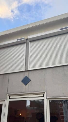 Op deze afbeelding staan twee ramen met recent geinstalleerde solar rolluiken van een project in Helmond