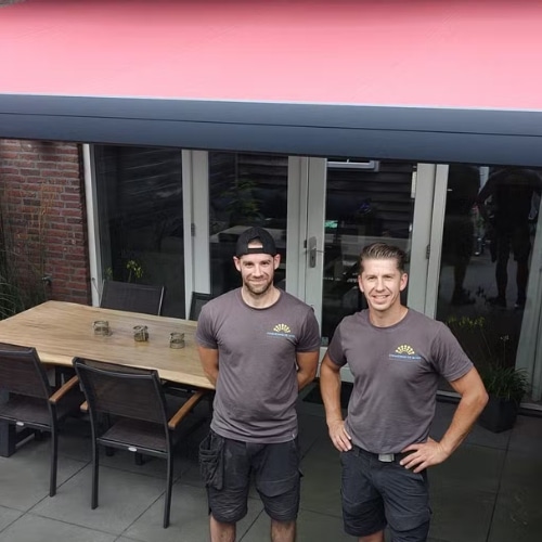 Op deze foto zijn Paul en Ruud van Zonwering de Boer te zien voor een gemonteerd knikarmscherm