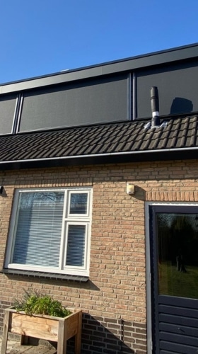 Op deze foto is een huis in Eindhoven te zien met screens zonwering voor de ramen die net zijn gemonteerd.