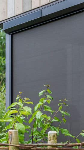 Op deze foto is een sfeerimpressie te zien van een solar screen voor een raam in Helmond