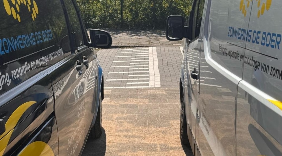 Op deze foto zijn de twee bedrijfsbussen van zonwering de boer te zien