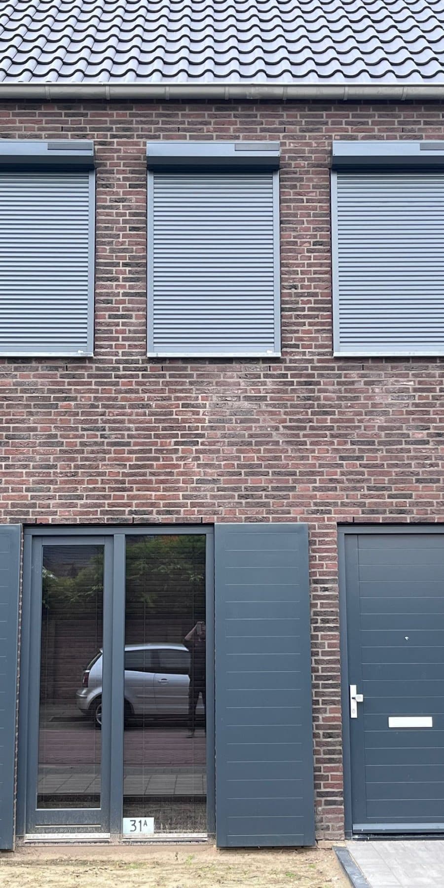 op deze afbeelding is een aantal solar rolluiken te zien die net zijn gemonteerd