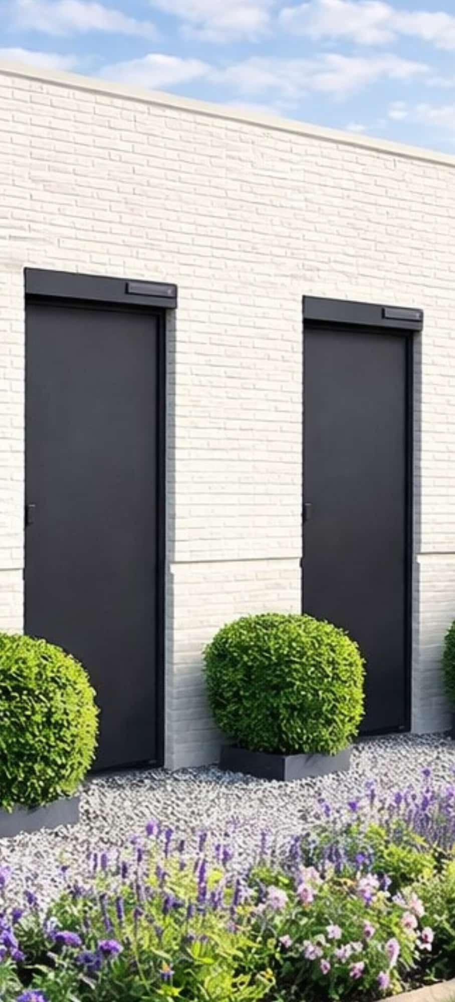 Op deze foto is een witte woning te zien met antracieten solar screens