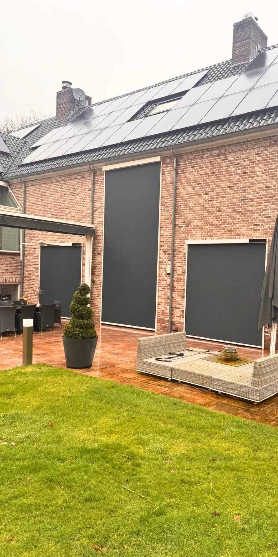 Op deze foto is een heel groot zonwering screen te zien dat werd gemonteerd bij een woning in Weert