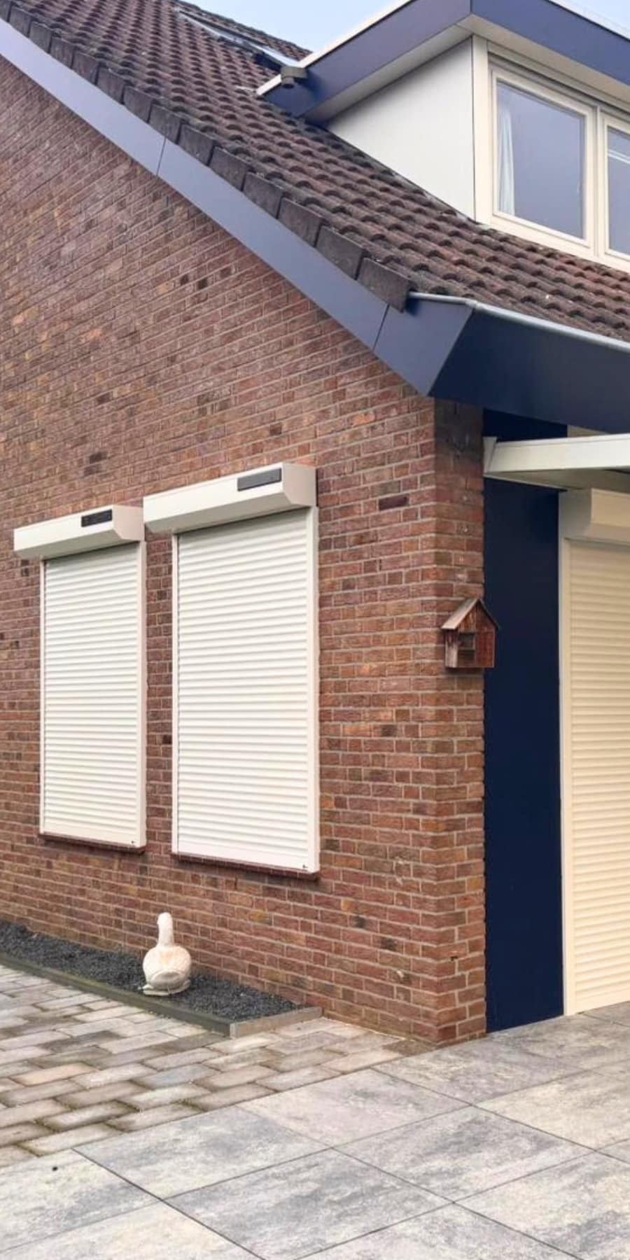 Op deze afbeelding zijn net gemonteerde solar rolluiken te zien
