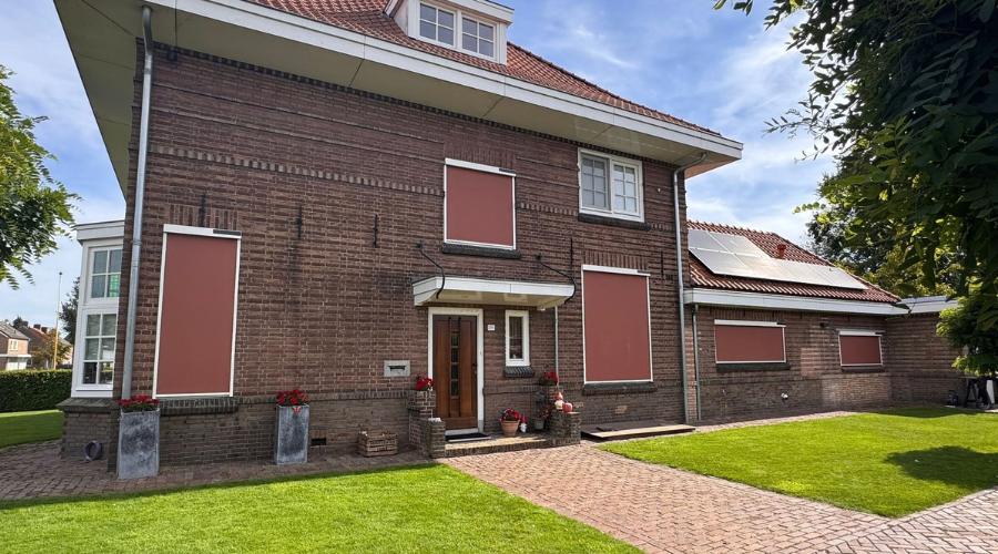 Op deze foto zijn moderne screens te zien die werden gemonteerd bij een grote klassieke woning