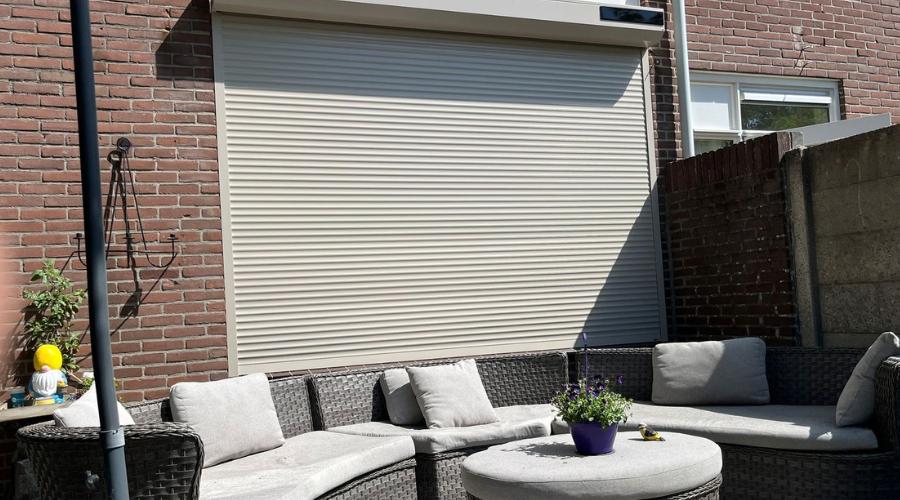 foto van een wit solar rolluik gemonteerd door zonwering de boer