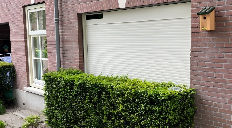 deze afbeelding geeft een impressie van rolluiken die recent werden gemonteerd in bakel
